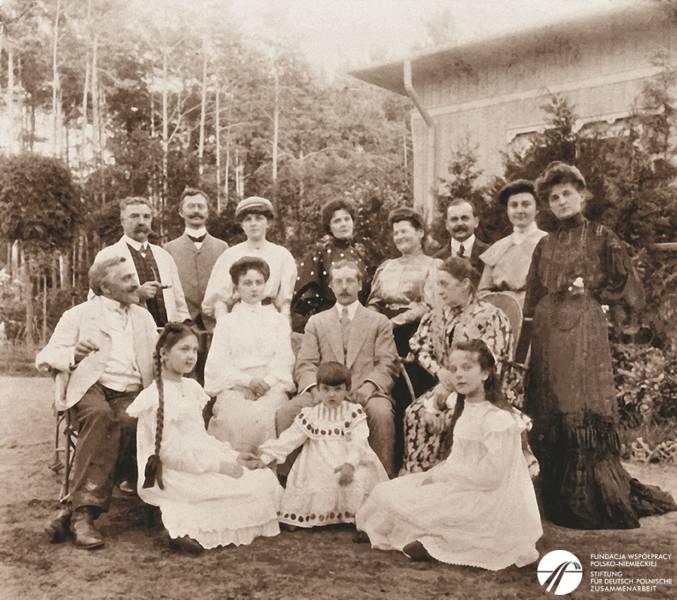 Zdjęcie rodzinne Wedlów (pierwszy z lewej Emil Wedel, pierwsza z prawej Eugenia Wedel). EJ-L